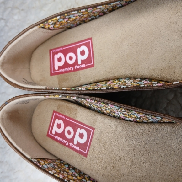 Pop Brown Flats with Crisscross Design - Picture 2 of 9